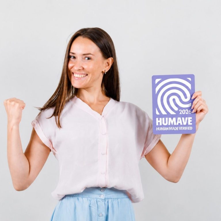 Auszeichnung HUMAVE Label für menschliche Arbeit Glückliche Frau mit dem HUMAVE Label für menschliche Arbeit in der Hand