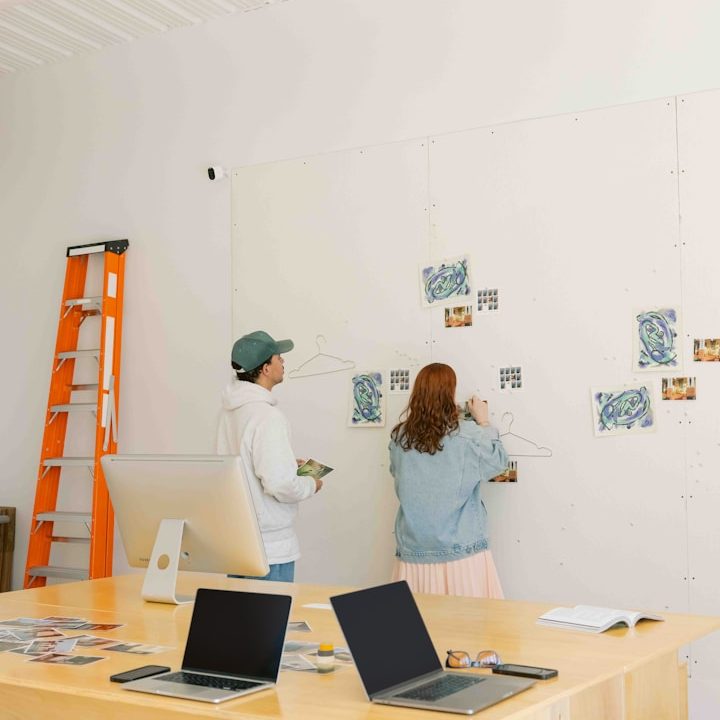 Schutz für echte Teamarbeit durch HUMAVE Kreatives Team im Coworking Space nutzt das HUMAVE Siegel zum Schutz menschlicher Projekte vor KI-Entwertung.