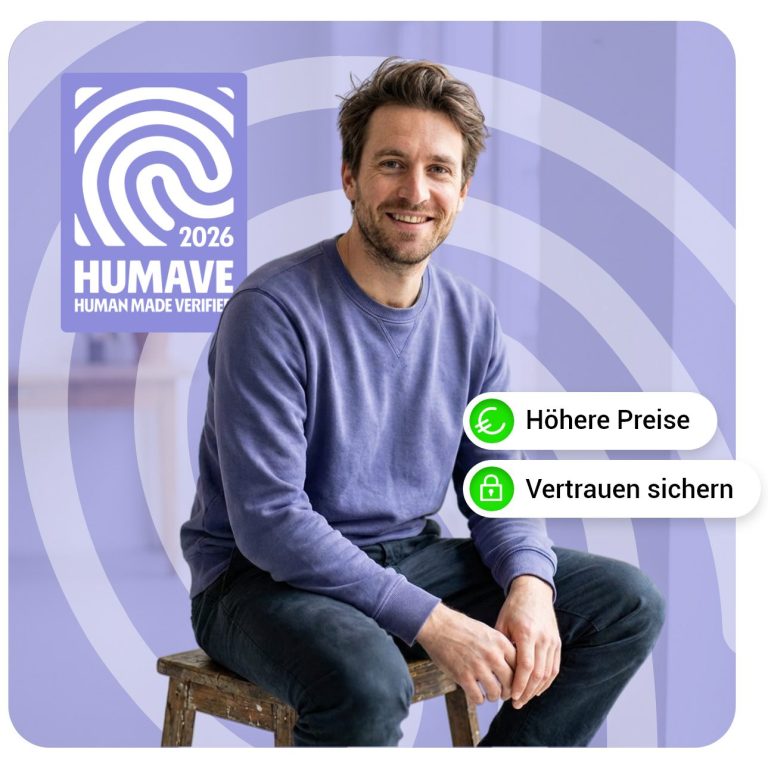 Konkrete Veränderungen durch HUMAVE Lächelnder Mann in blauer Kleidung sitzt auf einem Stuhl vor einem modernen Hintergrund. Zeigt auf was sich durch HUMAVE verbessert.