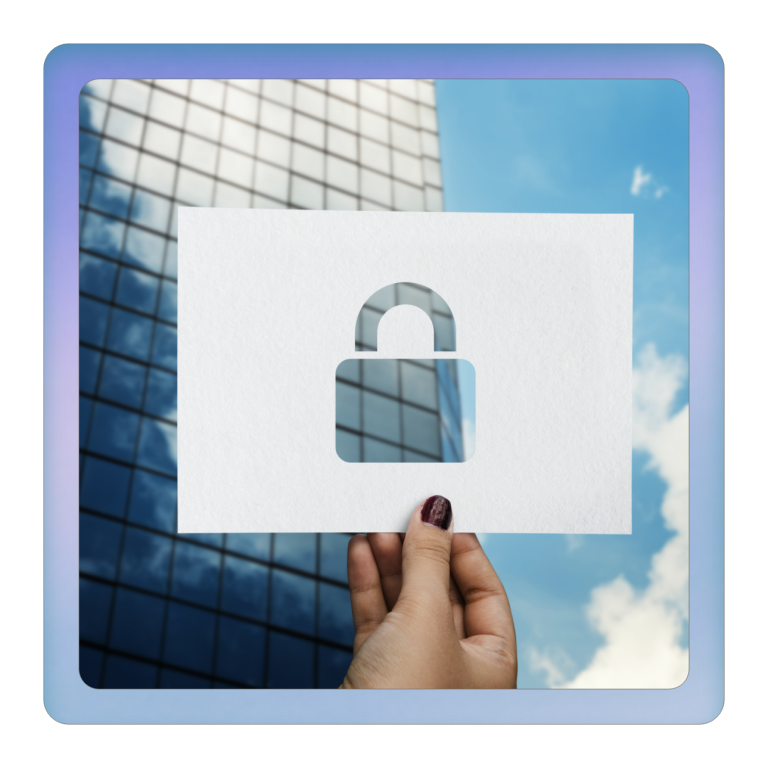 Urheberschutz & Haftung Eine Hand hält ein Blatt Papier mit einem Schloss-Symbol vor einem modernen Gebäude.