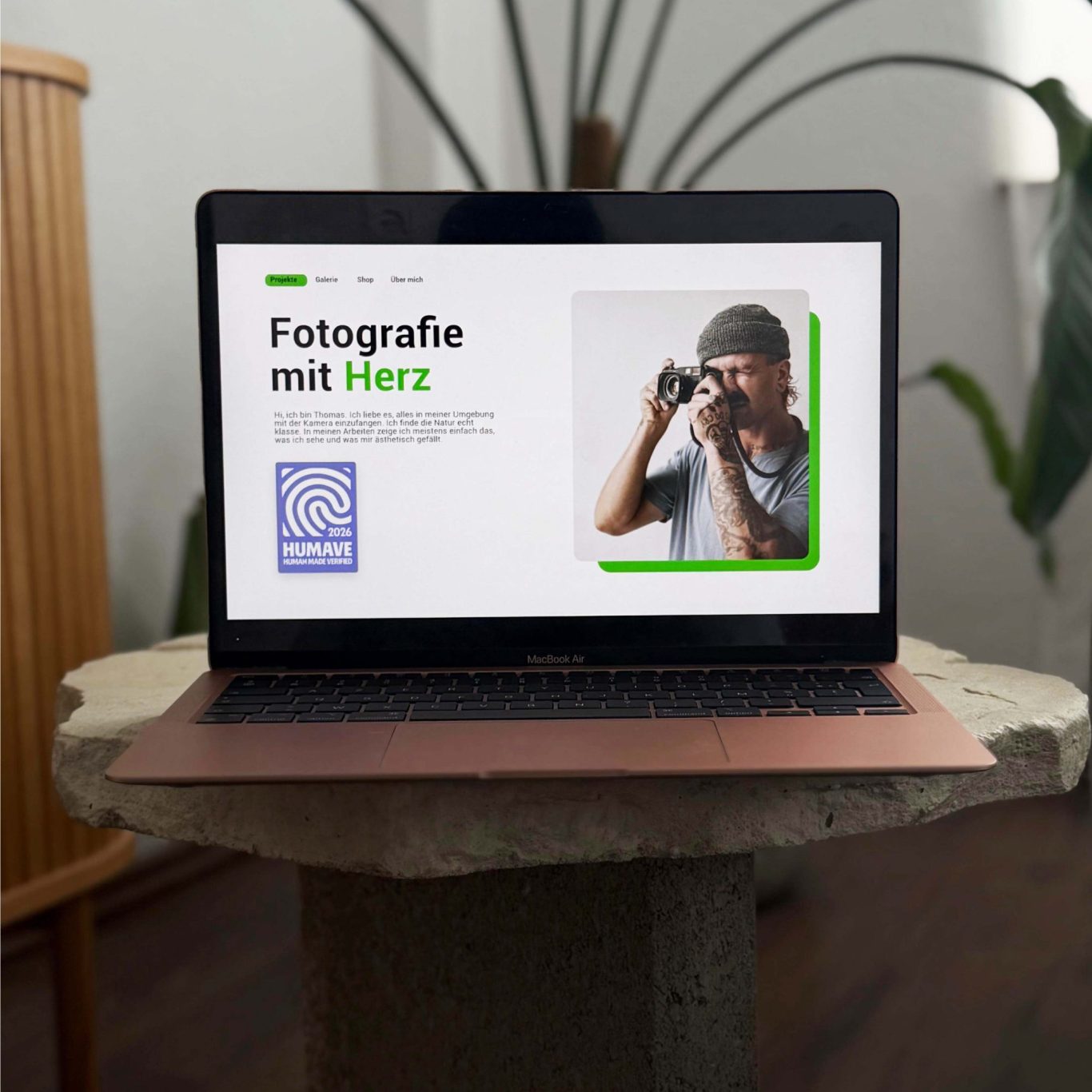 Anwendungsbeispiel: KI-Kennzeichnung auf Webseiten Beispielhafte Einbindung des HUMAVE Siegels auf einer Webseite zur Kennzeichnung menschlicher Inhalte.