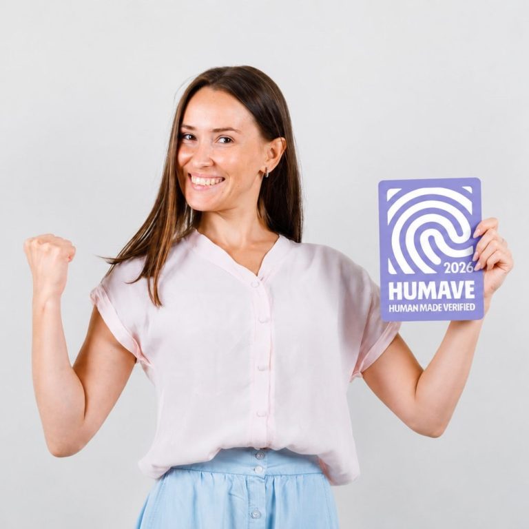 Auszeichnung HUMAVE Label für menschliche Arbeit Glückliche Frau mit dem HUMAVE Label für menschliche Arbeit in der Hand
